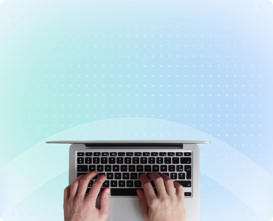 Manos escribiendo en un portátil debajo de tres pasos de integración completados